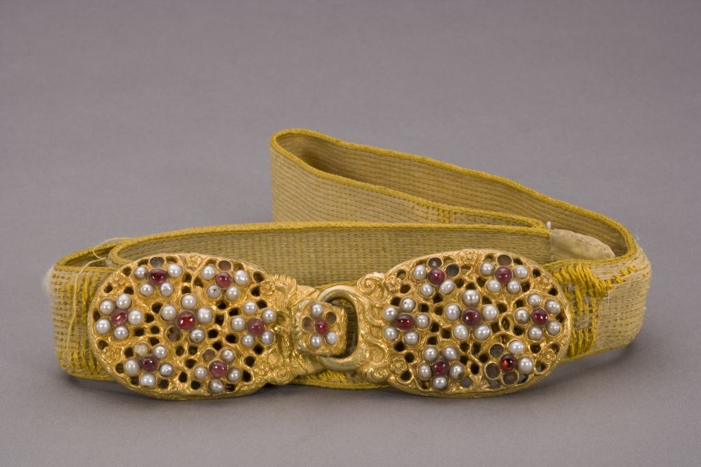 图片[1]-Gold inlaid stone plum blossom buckle-China Archive